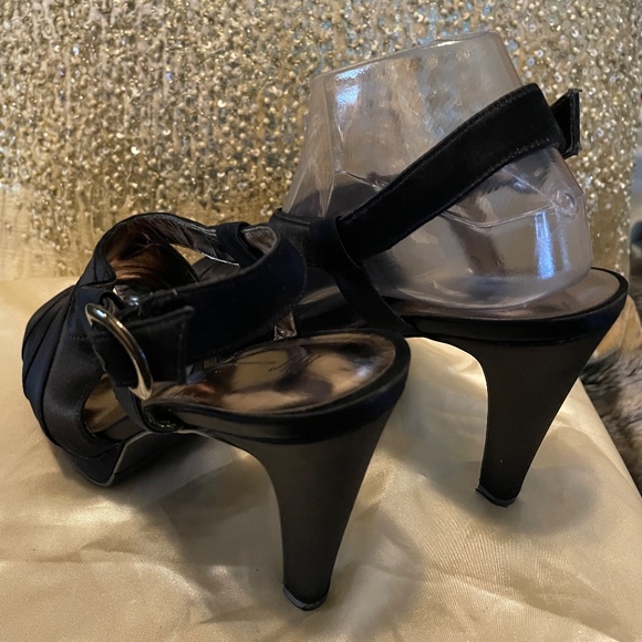 Like new! Macy's International Satin Black 4 inch Heels size 7.5 - Picture 3 of 13